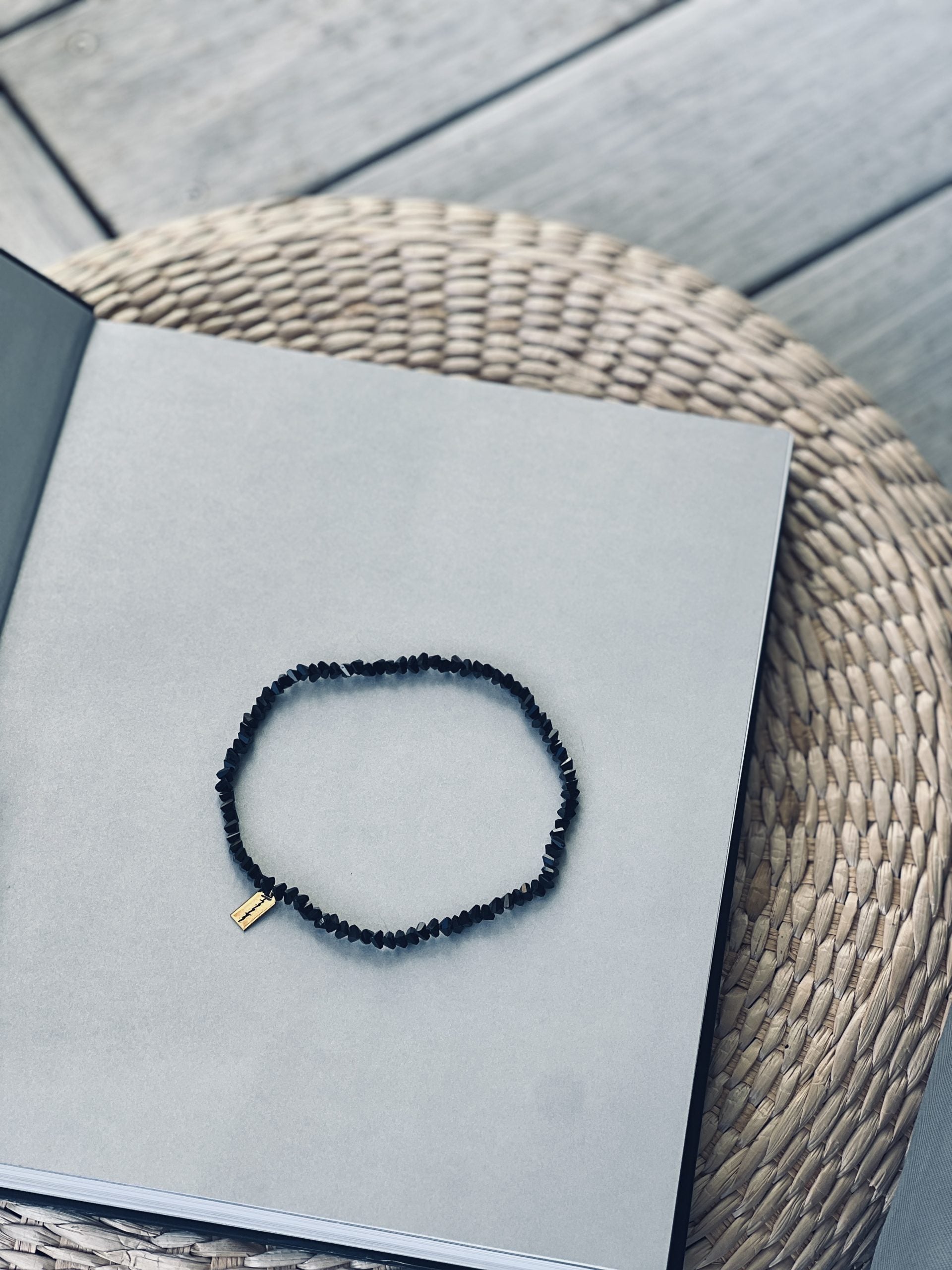 ГРИВНА ЗА ГЛЕЗЕН FLICKA ON THE ROCKS