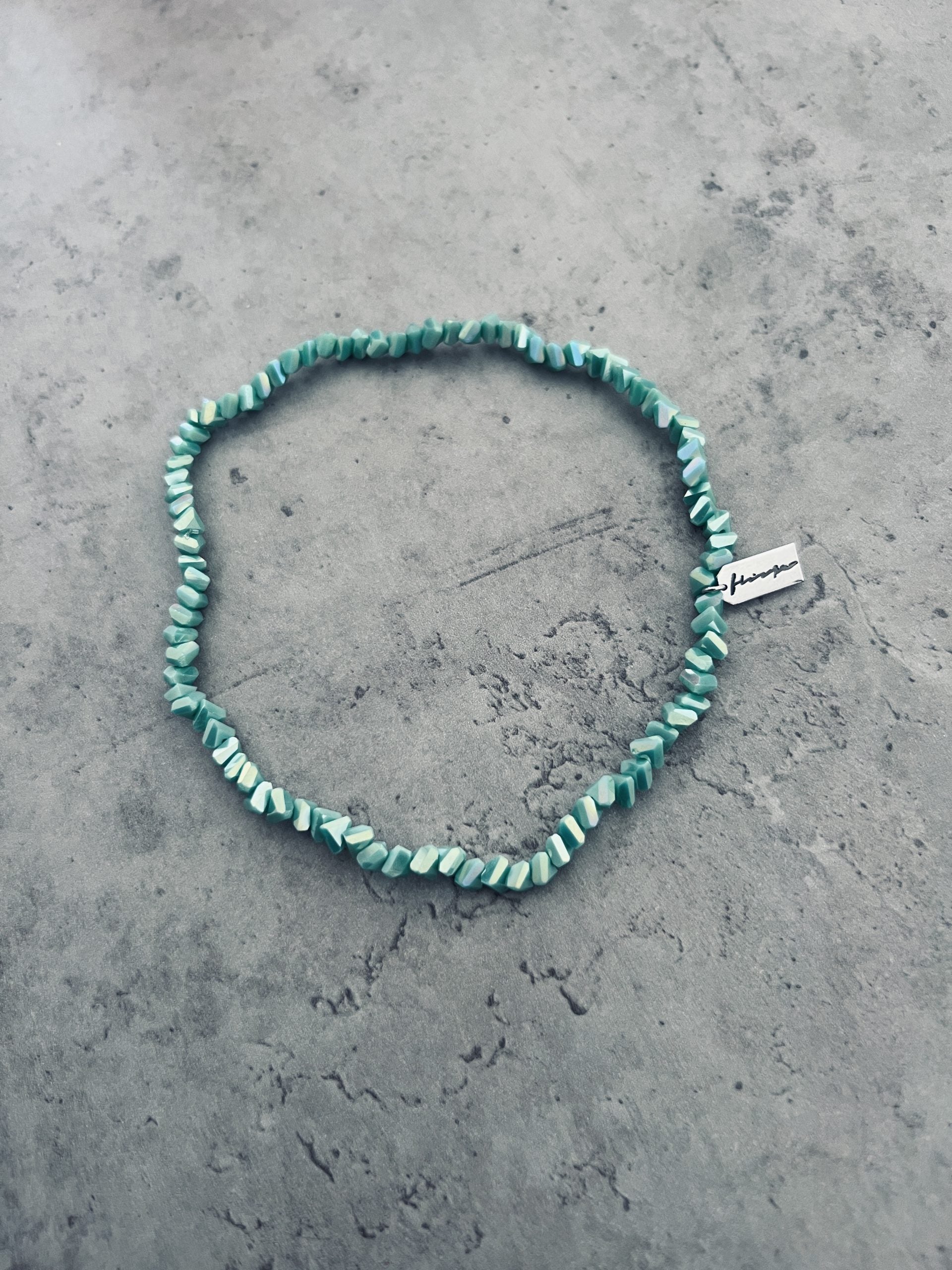 ГРИВНА ЗА ГЛЕЗЕН FLICKA ON THE ROCKS