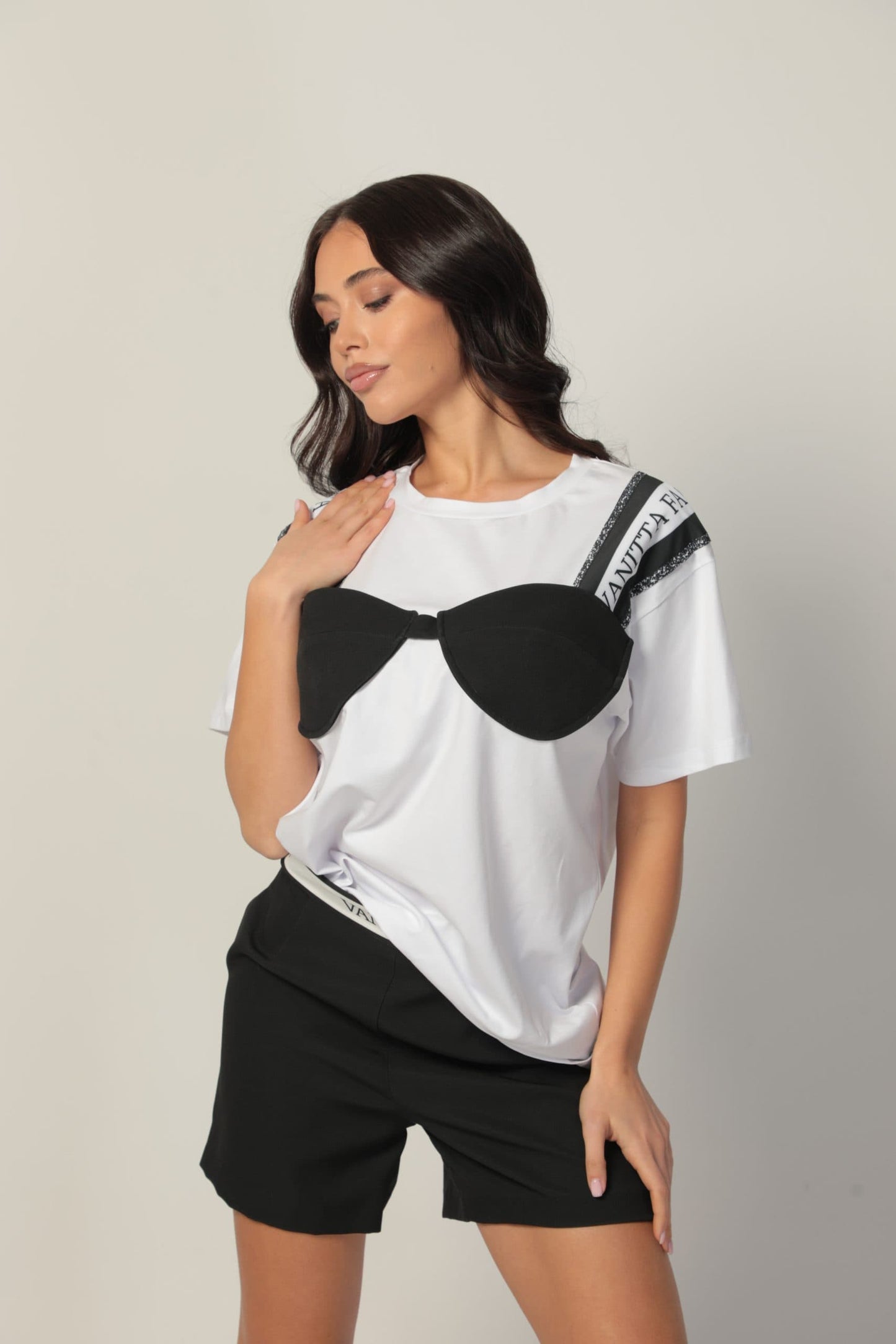Комфортна дамска oversize тениска с авторски акцент в бяло и черно VANITTA