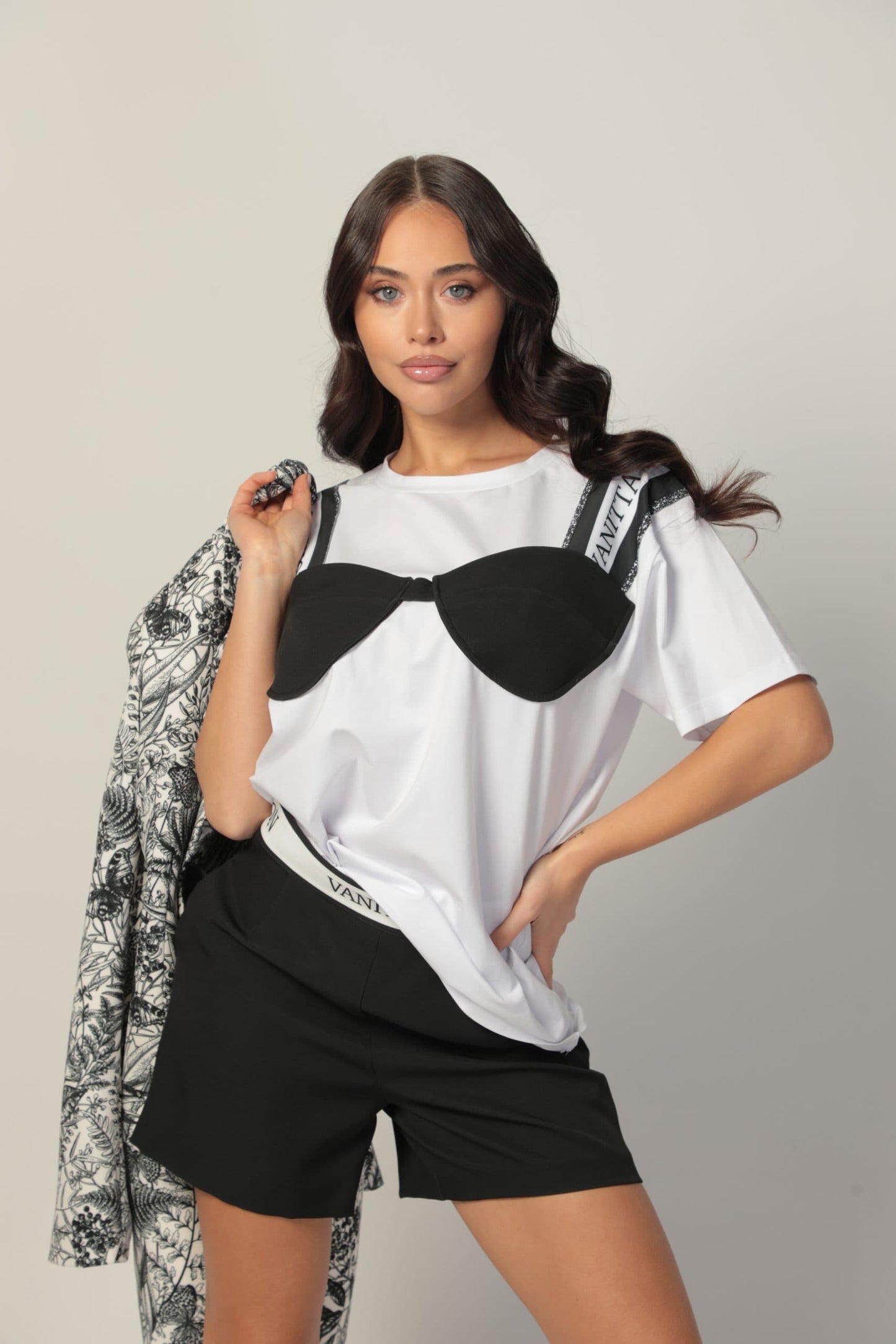 Комфортна дамска oversize тениска с авторски акцент в бяло и черно VANITTA