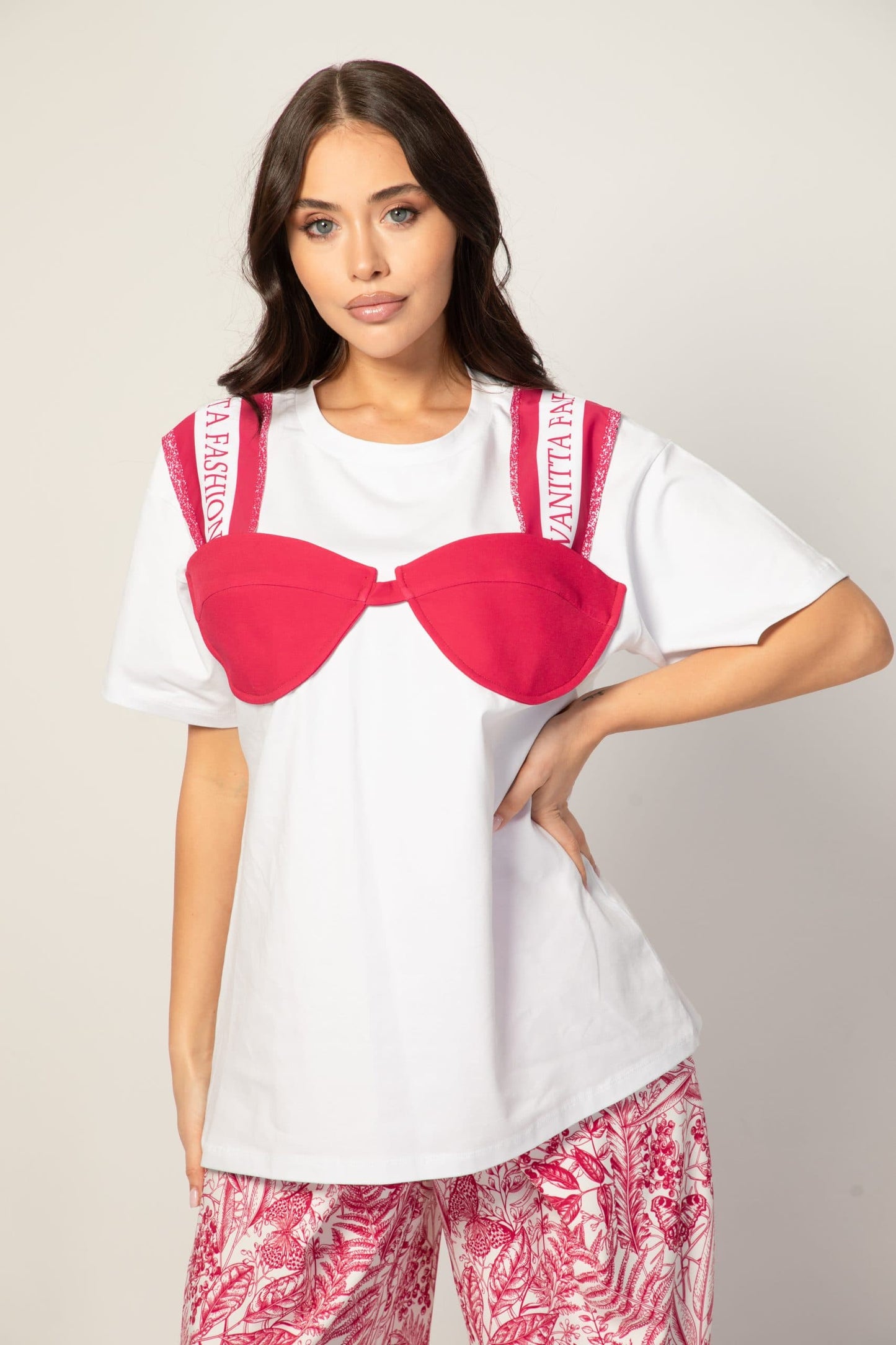 Дамска oversize тениска с авторски акцент в бяло и малиново червено VANITTA