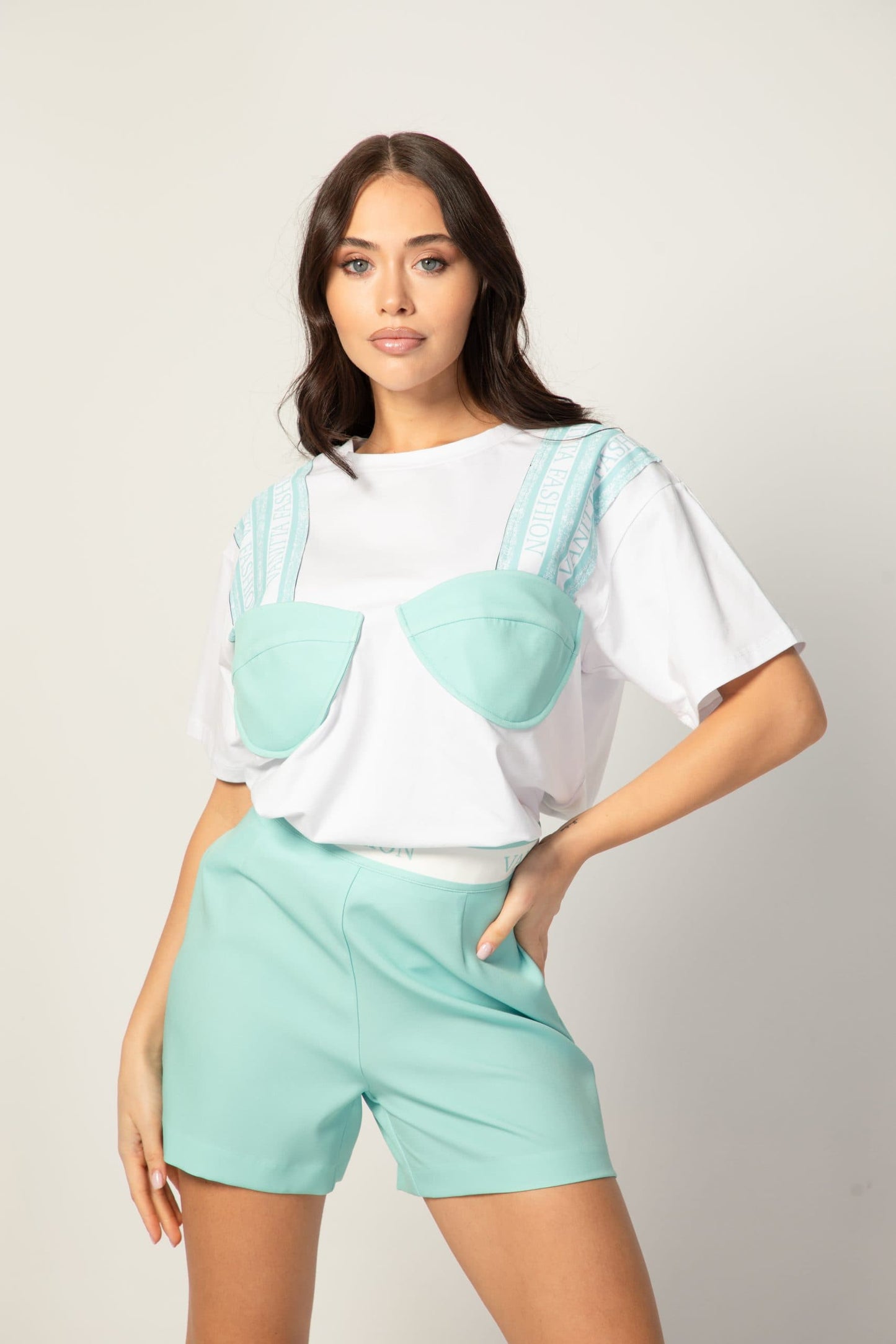 Дамска oversize тениска с авторски акцент в бяло и ментово зелено VANITTA