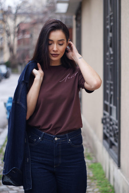 Дамска памучна тениска с бродерия „Любов“ – Кафява