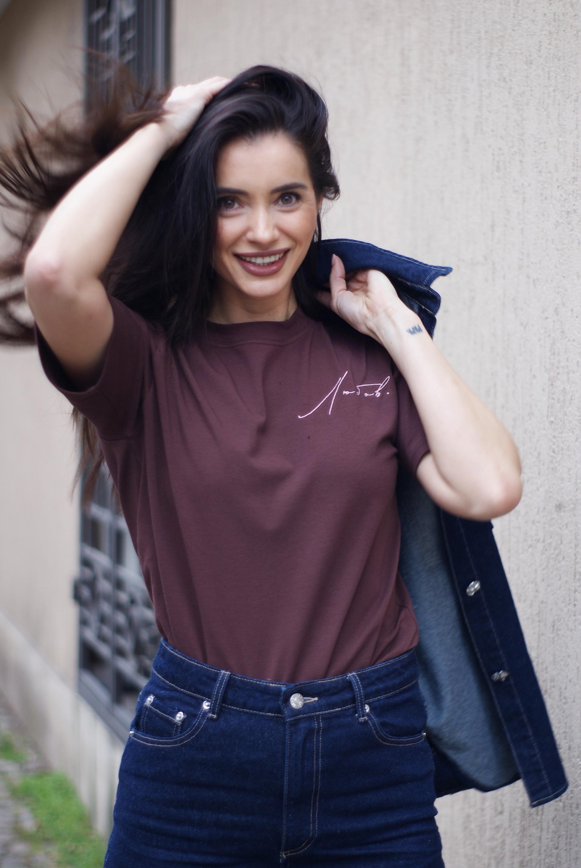 Дамска памучна тениска с бродерия „Любов“ – Кафява