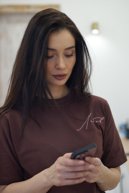 Дамска памучна тениска с бродерия „Любов“ – Кафява