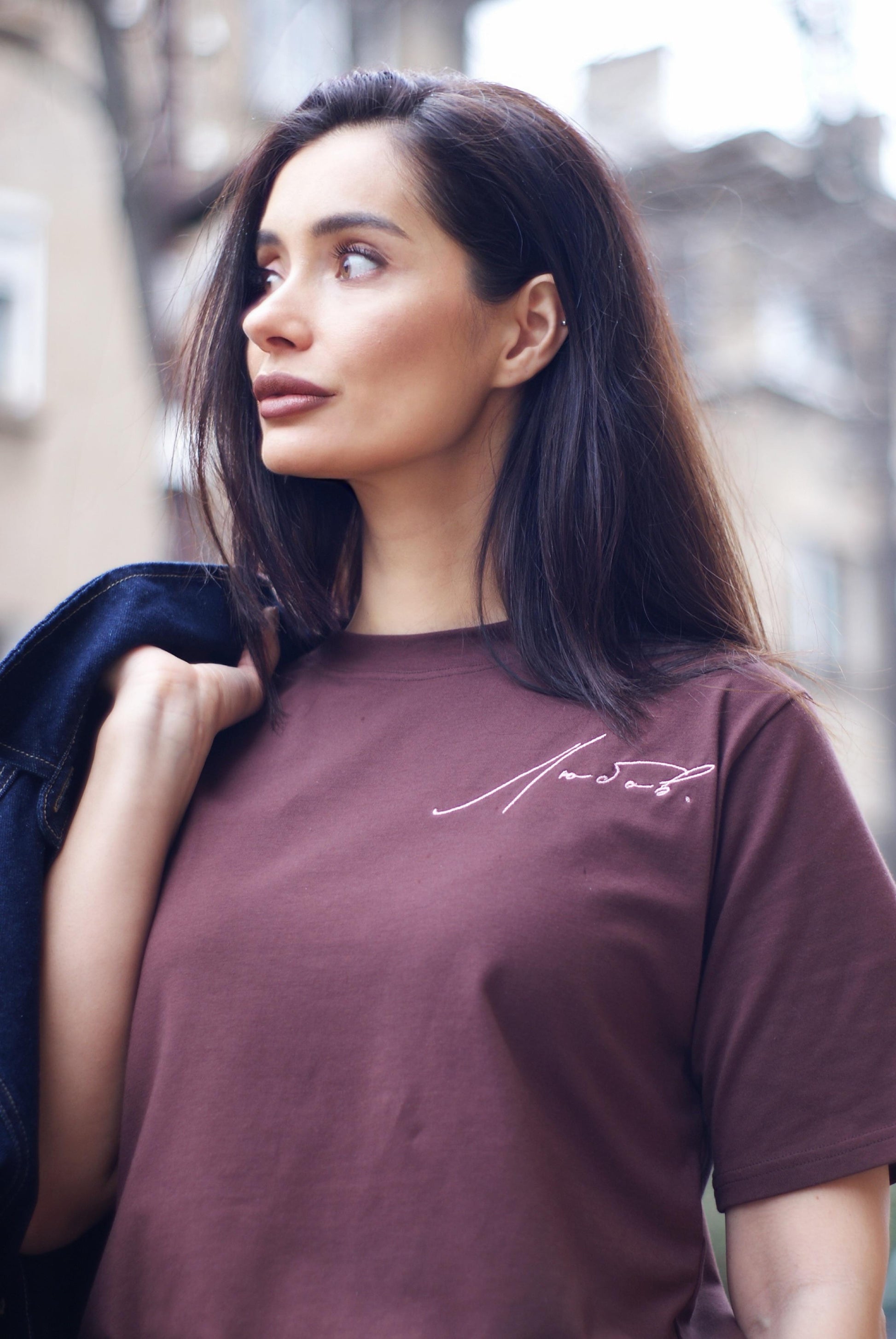 Дамска памучна тениска с бродерия „Любов“ – Кафява