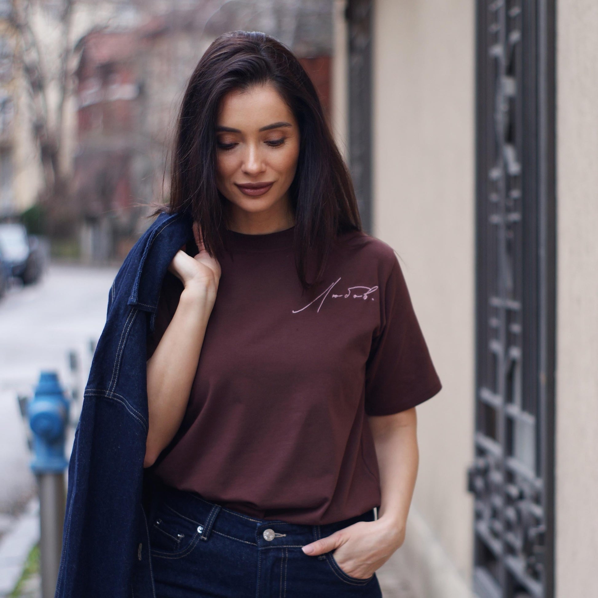 Дамска памучна тениска с бродерия „Любов“ – Кафява