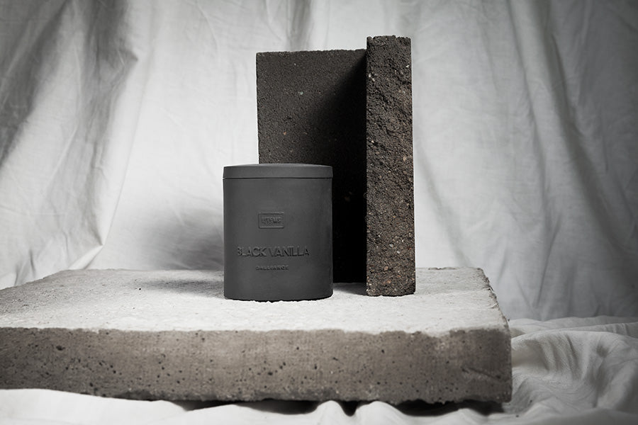 03 / BLACK VANILLA Capsule Candle Collection - Порцеланова ароматна свещ | I/TEMS